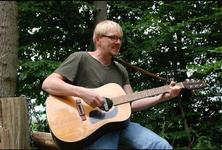 Sittensen: Kinderliedermacher singt in der Gutsscheune Florian Müller tritt am Reformationstag auf dem Klostergut Burgsittensen auf. Dort präsentiert er neue Kinderlieder.
