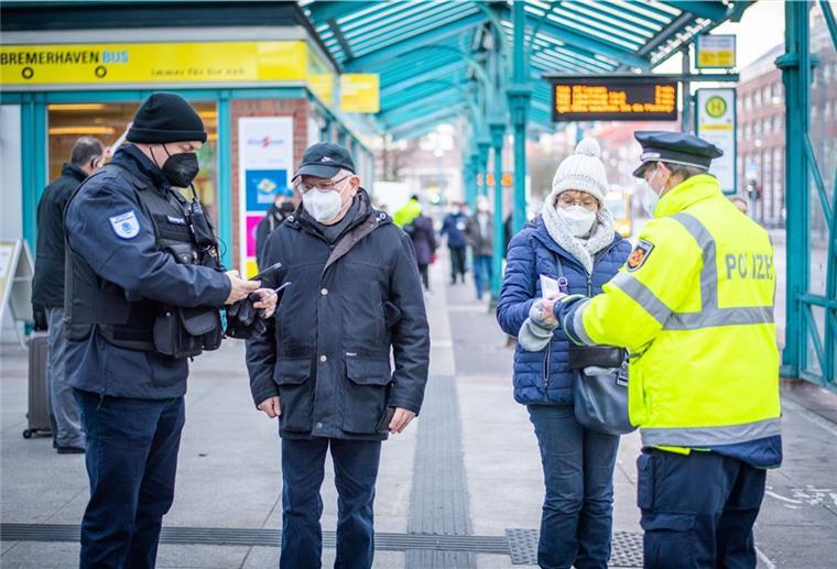 3-G-Regel in Bussen: Polizei und Ordnungsamt kontrollieren Florian Schmeelk (links) vom Ordnungsamt kontrolliert die Fahrgäste Doris und Rudolf Fickert aus Dortmund. Sie haben die Dokumente für die Busfahrt dabei.