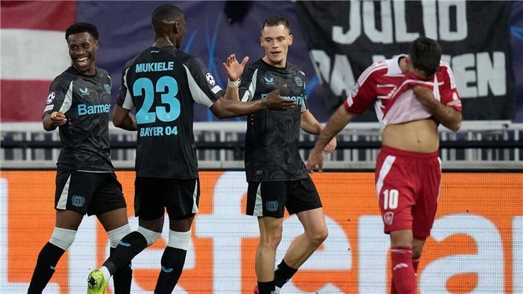 Bayer verärgert über Remis und Schiedsrichter Florian Wirtz (2.v.r.) traf zum 1:0.