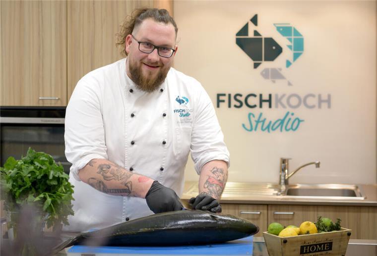 Was zum Seeteufel macht ein Fischsommelier, Florian Zerbst? Florian Zerbst hält einen Fisch