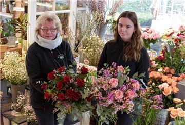 Blumen stehen unter den Geschenken zum Valentinstag immer noch an erster Stelle. Die Floristinnen Dorit Müller (links) und Sina Mahlke vom Loxstedter Blumenhaus Gänseblümchen zeigen zwei Sträuße. 