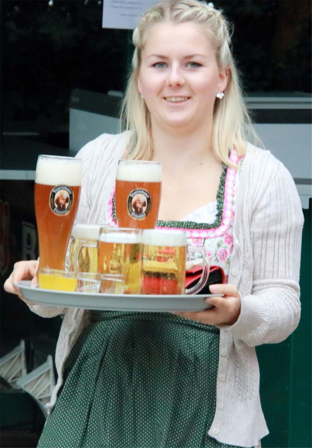 Flotte Kellnerinnen servierten kühle Getränke. Bayernfest in Wittstedt. Foto: Ba...