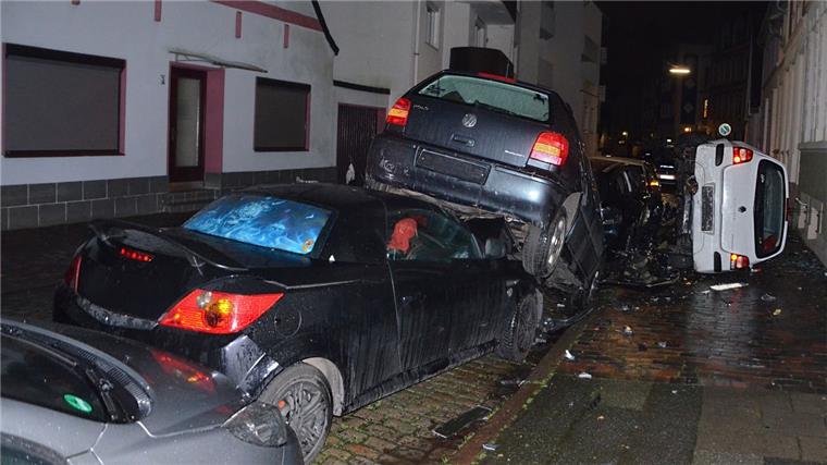 Auf der Flucht: Autofahrer (23) baut spektakulären Unfall in Lehe Fluchtversuch in Bremerhaven