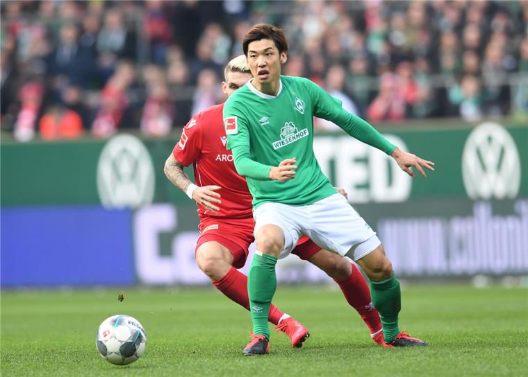 Pokalschwung verpufft: Werder verliert gegen Union Berlin Flüchtigkeitsfehler und Ungenauigkeiten im Spiel macht Werder Bremen im Spiel gegen Union Berlin zu schaffen: Im Bild kämpft Yuya Osaka (rechts) gegen Unions Robert Andrich um den Ball.