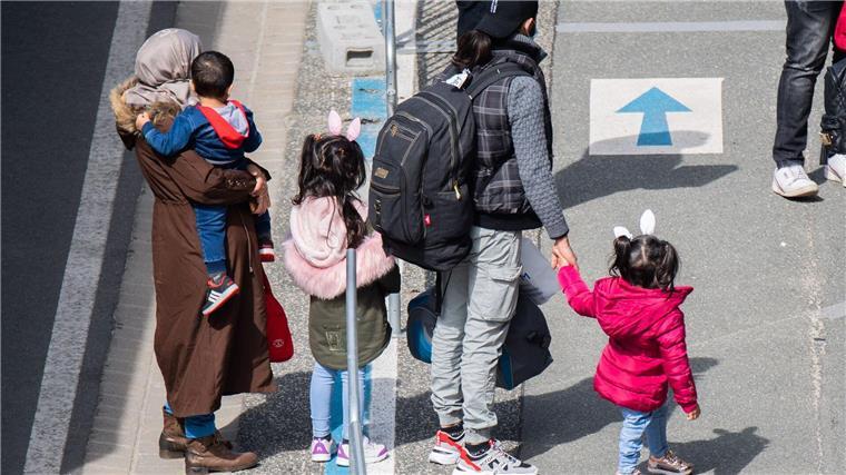 Flüchtlingsrat Niedersachsen gegen Abschiebungen in den Irak Flüchtlinge, die aus griechischen Flüchtlingslagern mit erbärmlichen Zuständen geholt wurden, kommen am Flughafen Hannover an.
