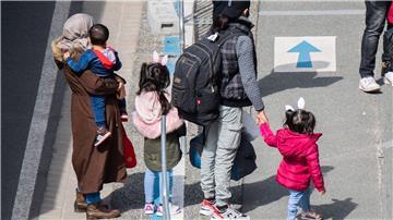 Flüchtlinge, die aus griechischen Flüchtlingslagern mit erbärmlichen Zuständen geholt wurden, kommen am Flughafen Hannover an.