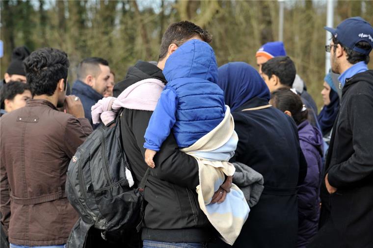 Hagener Turnhalle bleibt bis März Notunterkunft Flüchtlinge treffen an der Kreissporthalle in Hagen ein. Foto Scheschonka