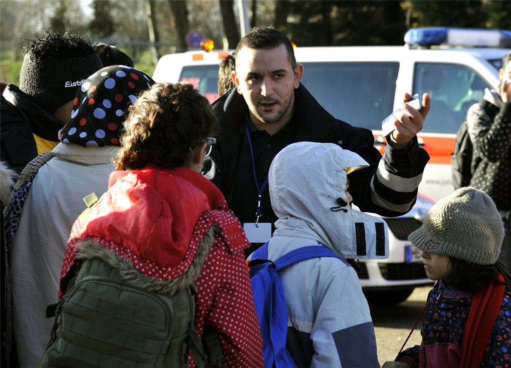 Flüchtlinge treffen an der Kreissporthalle in Hagen ein. Arabisch-Dolmetscher Al...