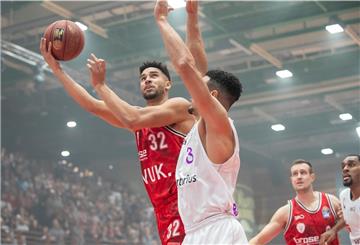 Flügelspieler Noah Allen (links) geht künftig für die Eisbären Bremerhaven auf Korbjagd.
