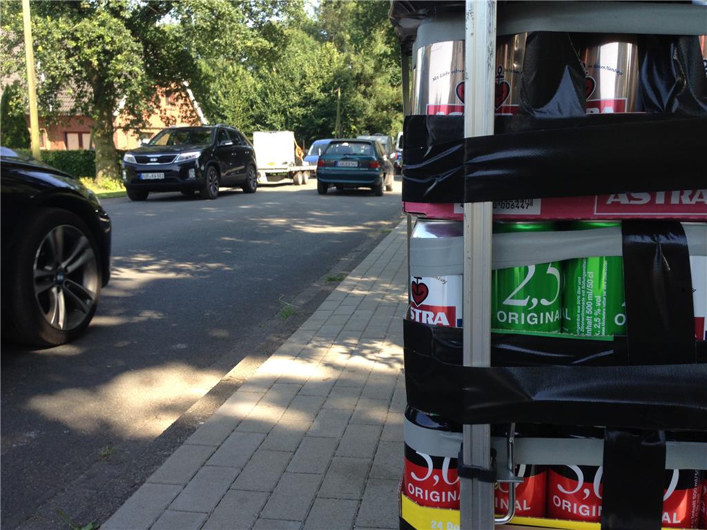 Flüssigverpflegung: Während sich die Blechlawine durch Wanhöden zieht, wird am W...