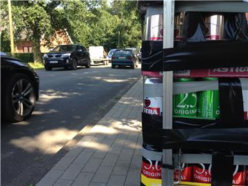 Flüssigverpflegung: Während sich die Blechlawine durch Wanhöden zieht, wird am W...