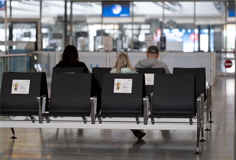 Wie der Flugverkehr im Herbst aussieht Fluggäste in Hannover warten auf ihren Flieger. Griechenland ist derzeit als Ziel besonders beliebt.