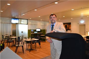 Flughafen-Chef Jürgen Bula zeigt die neue Lounge, in der Passagiere vor dem Abflug entspannen können. 