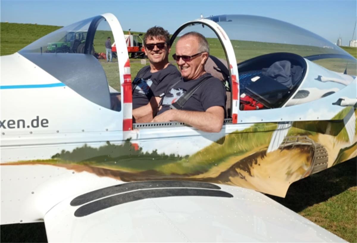Fluglehrer Antonio Baars (vorn) war mit einem Ultraleichtflugzeug auf dem Weg Richtung Nordkap und ist nun wieder zurückgekehrt.