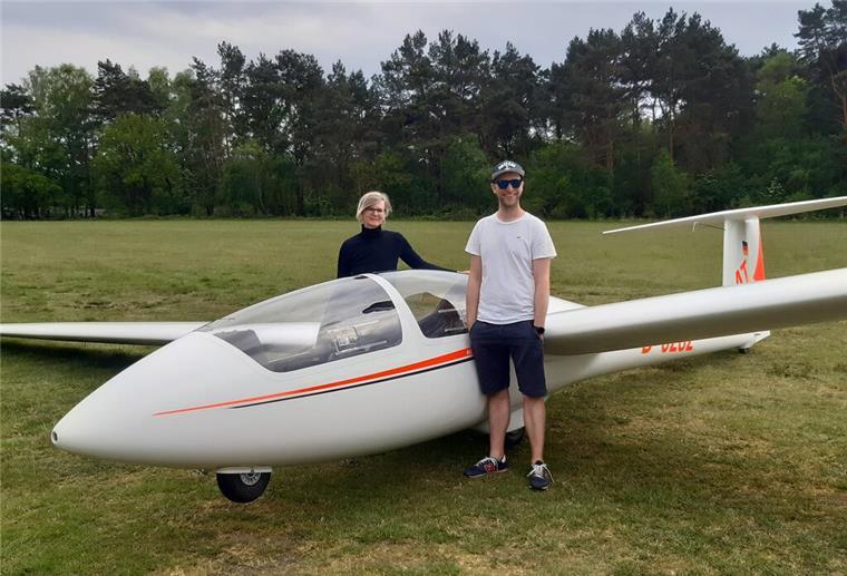 Fluglehrerin Karin Gesierich (links) und Fluglehrer Tim Rühenbeck präsentieren das neue Schulflugzeug des Tarmstedter Vereins, das nun auch von Menschen mit Mobiltätseinschränkungen gesteuert werden kann.