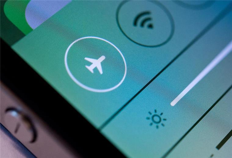 ARCHIV - Flugmodus an: Mit Handy-Einstellungen kann man regeln, was und wer einen wann erreichen kann - und so für echte «Flow»-Momente sorgen. (zu dpa: «Auszeit fürs Smartphone: 5 Tipps für Digital Detox im Urlaub») Foto: Franziska Gabbert/dpa-tmn - Honorarfrei nur für Bezieher des dpa-Themendienstes +++ dpa-Themendienst +++