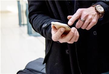 Flugreisende können nicht nur online einchecken, sondern oft auch schon ihre Impf-, Genesungs- und Testnachweise hochladen.