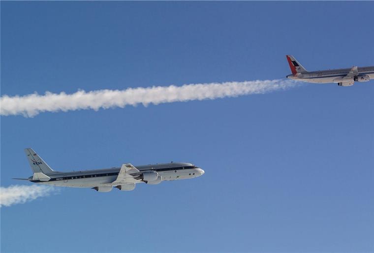 Flugzeuge und Klima: Die Mischung macht‘s Flugzeug-Duo: Die erste Maschine hat verschiedende Kraftstoffmischungen getankt, die zweite fliegt hinterher und untersucht die Emissionen.