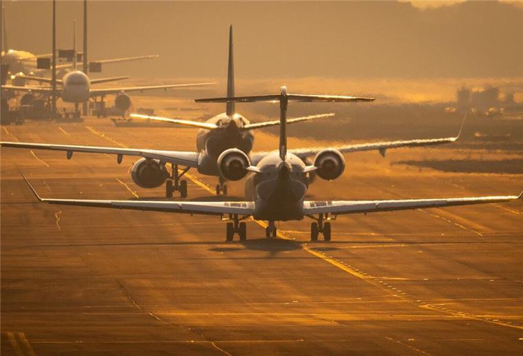 Flugzeuge auf dem Flughafen Frankfurt: Zum 1. Mai steigt die Ticketsteuer je nach Entfernung.