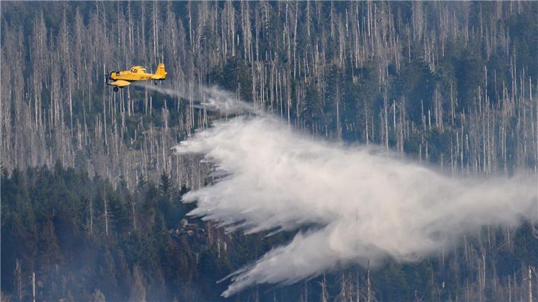 Forstminister Schulze dankt Einsatzkräften am Brocken Flugzeuge und Hubschrauber sollen noch bis Sonntagabend im Einsatz sein.