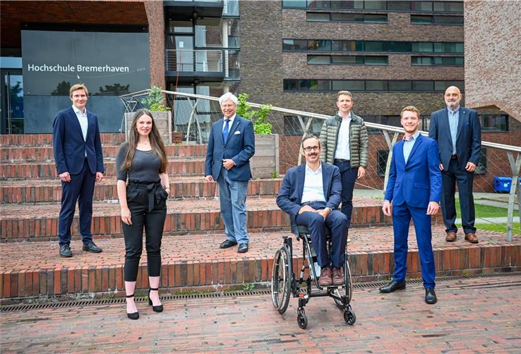 Fördervereinsvorsitzender Prof. Ulrich Sander (Dritter von links) mit Preisträgern und Hochschulrektor.