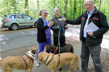 Förster Knut Sierk (rechts) gehört zu den Geplagten, die laufend von Zecken gestochen werden. Sogenannte Zeckenkarten, die er an Hundehalter in Zeven verteilt, helfen, die Blutsauger wieder loszuwerden.