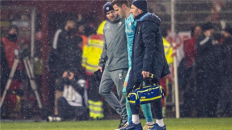 Feuerzeugwurf-Eklat um Union: Bochum darf 2:0-Sieg behalten Folge des Feuerzeugwurfs: Torwart Patrick Drewes wird vom Platz geführt
