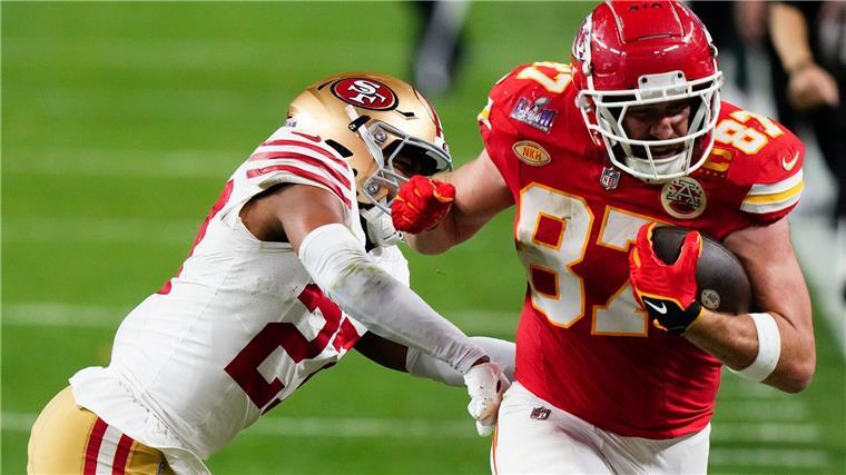 Jetzt wieder Football: Kelces Chance auf NFL-Geschichte Football spielen und über Football sprechen ist noch immer die Lieblingsbeschäftigung von Travis Kelce.