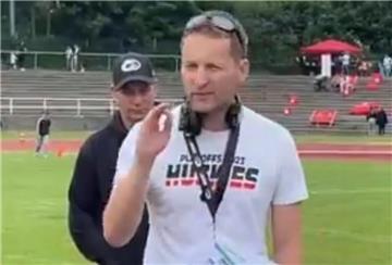 Footballcoach "Jojo" Liebenau ermahnt sein Team, wählen zu gehen.