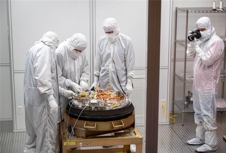 Ursprung des Lebens: Was Asteroid Bennu über das frühe Sonnensystem verrät HANDOUT - Wissenschaftler arbeiten an der von der Nasa-Sonde «Osiris-Rex» über der Erde abgeworfenen Kapsel mit einer Geröllprobe vom Asteroiden Bennu. Foto: Keegan Barber/Nasa/Zuma Press/dpa - ACHTUNG: Nur zur redaktionellen Verwendung und nur mit vollständiger Nennung des vorstehenden Credits