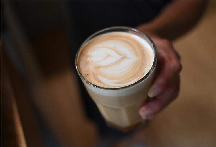 Von Espresso bis Filterkaffee - dieser Kaffee ist am gesündesten! Ein Kaffee mit Latte-Art in einem Glas.