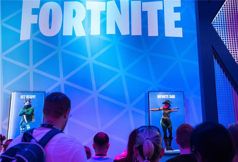 „Fortnite“-Entwickler Epic wagt Kraftprobe mit Apple und Google „Fortnite“-Entwickler Epic Games befindt sich im Clinch mit Apple und Google.