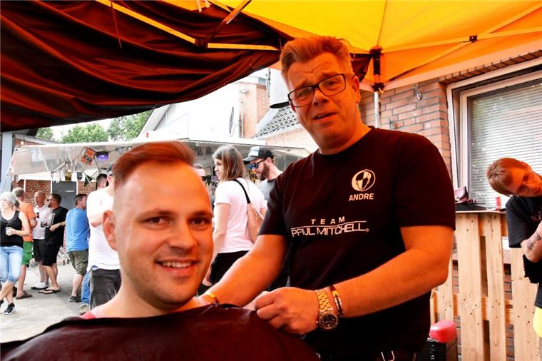 Deichbrand 2019: Haare schneiden für deutsche Brustkrebshilfe Foto: Martin Rost