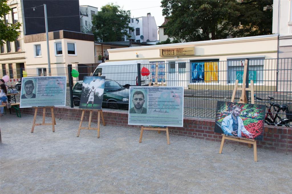 Fotoausstellung auf dem Leher Pausenhof.