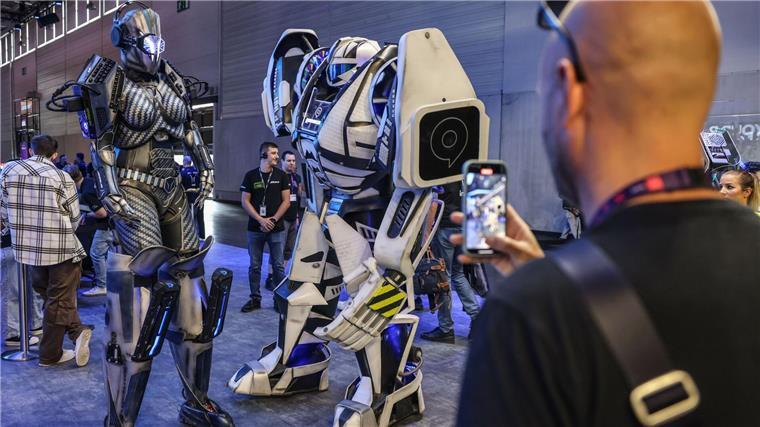 Großer Andrang bei Gamescom - Verband sieht positive Zukunft Fotografen nehmen Bilder von Fantasiefiguren der Gamescom auf.
