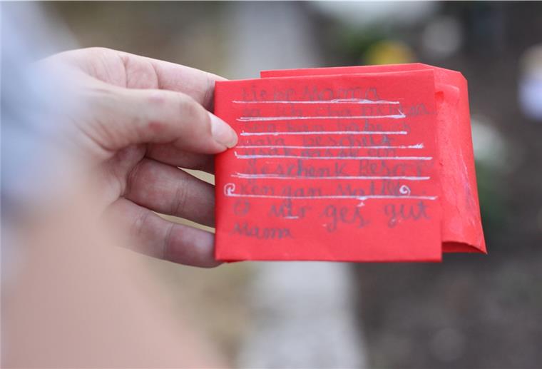 Tarmstedt: Kein Schweigen über das tote Kind Fotos, gemalte Bilder oder kleine Briefbotschaften. Die drei älteren Geschwister beziehen ihre verstorbene Schwester immer mit ein.