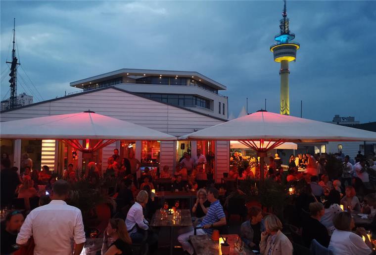 Urgestein der Gastronomie - Gastroteam Venhofen Abendveranstaltung im Freien unter Schirmen