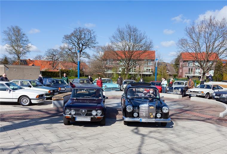 Fototermin mit Abstand: Die Mitglieder des Vereins RetroCarsNord hatten vorab die Erlaubnis für die kurzzeitige Nutzung des Bohlenplatzes in Schiffdorf eingeholt.