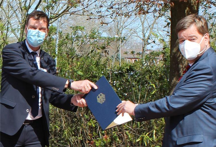 Cuxland: 2,25 Millionen für schnelles Internet Fototermin mit Masken: Verkehrsstaatssekretär Enak Ferlemann (rechts) übergibt Landrat Kai-Uwe Bielefeld den Förderbescheid zum Ausbau schnellen Internets.