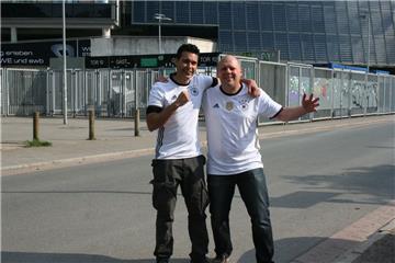 Fototermin vorm Weserstadion: Martin Brinkmann (rechts) aus Langen, der jetzt in Bremen wohnt, und Sänger Alberto Garcia aus Kassel.