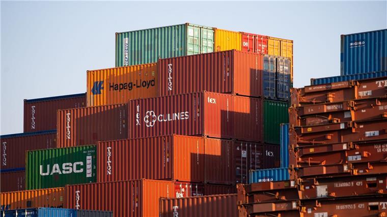 Küstenländer fordern „Zeitenwende“ für Seehäfen-Finanzierung Frachtcontainer stehen aufgestapelt im Hamburger Hafen.