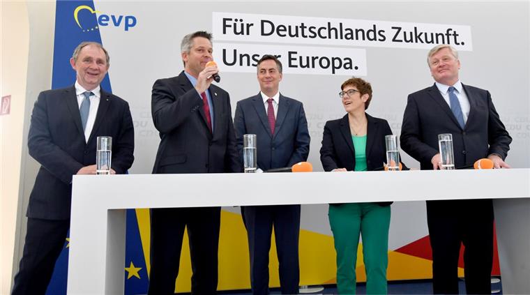 Cuxhaven: So schwört "AKK" ihre Parteifreunde auf Europa ein Fragen aus dem Publium gab es genug. Harald Zahrte (von links), Frank Berghorn, David McAllister, Annegret Kramp-Karrenbauer und Bernd Althusmann standen Rede und Antwort – die Interviews lockerten den CDU-Bezirksparteitag in Cuxhaven auf.