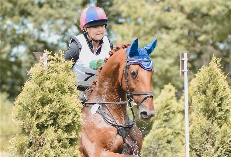 „Muffensausen“ vor dem Reitturnier unbegründet Fraia-Sophie Flachsbarth mit Face H am Wasser.