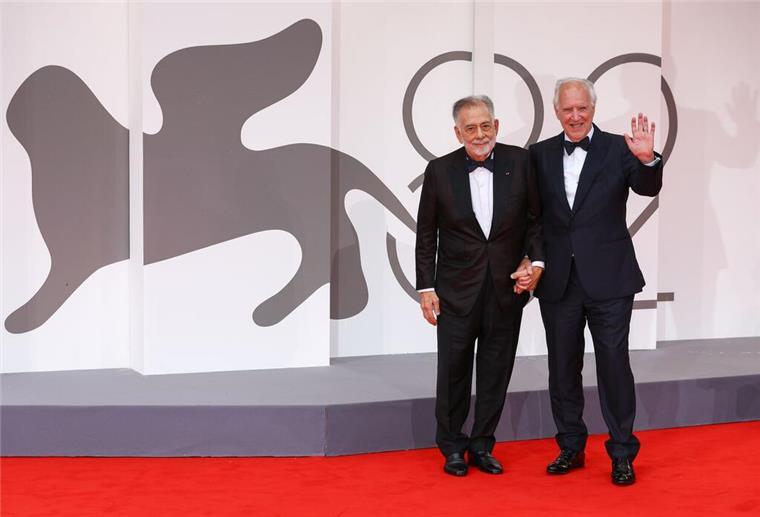 Filmfestspiele in Venedig eröffnet - Ehrenpreis für Herzog Francis Ford Coppola (l) und Werner Herzog auf dem roten Teppich.