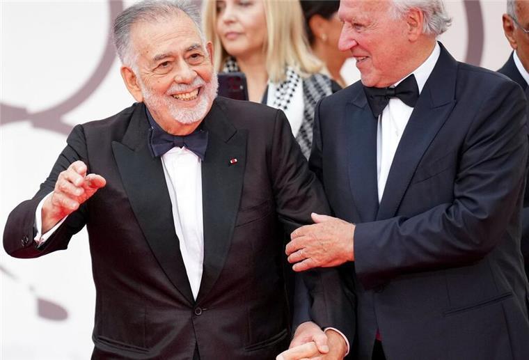 Filmfestspiele in Venedig eröffnet - Ehrenpreis für Herzog Francis Ford Coppola (l) und Werner Herzog auf dem roten Teppich.