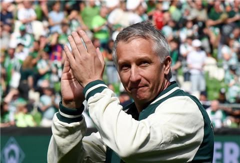 Frank Baumann, Geschäftsführer Fußball beim SV Werder Bremen, verabschiedet sich bei den Fans.