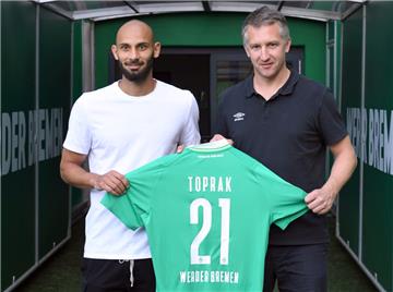 Frank Baumann (rechts), Geschäftsführer Sport von Werder Bremen, stellt Neuzugang Ömer Toprak vor. Toprak kommt auf Leihbasis mit Kauf-Option von Borussia Dortmund. 