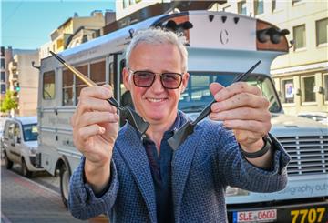 Frank Brormann und seine Frau Milena Gudalovic touren mit ihrem Calligraphy Cut-Roadtrip durch Deutschland. Am Dienstagvormittag legten sie in Bremerhaven einen Zwischenstopp beim Salon „hauptsache der friseur“ ein.