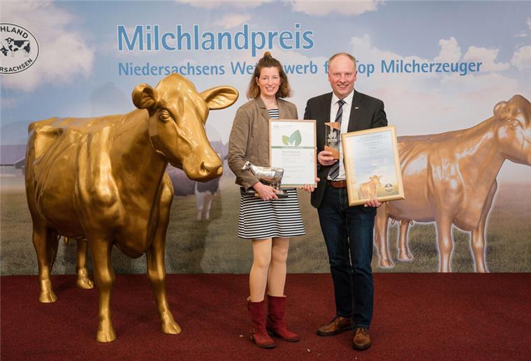 Frank Cordes und seine Frau Marina Lindhorst-Cordes erhalten für die Milchhof Reeßum KG den Niedersächsischen Klima-Sonderpreis verliehen.