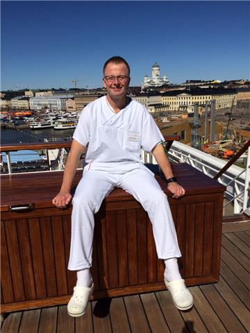 Frank Erdmann kümmert sich an Bord der "Astor" um Dialysepatienten. 